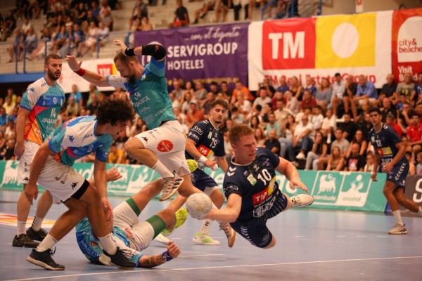 El TM Benidorm salva un punto ante el Ademar León en un duelo vibrante