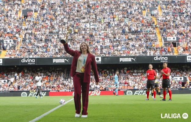 Enith Salón, ovacionada por Mestalla en el saque de honor del Valencia-Atlético
