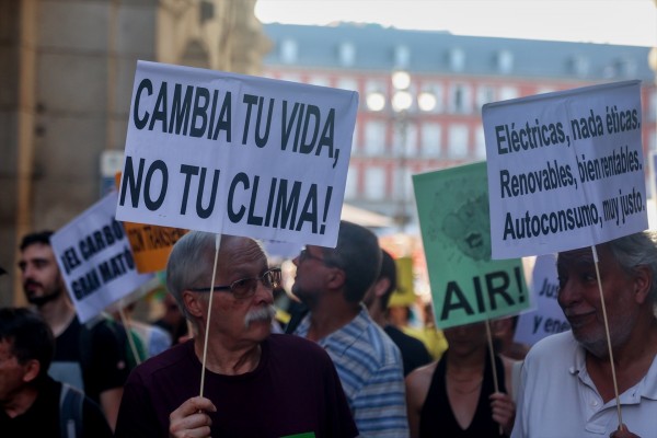 Miles de personas exigen en 20 ciudades españolas el fin de los combustibles fósiles