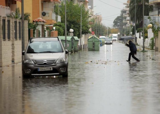 Abiertas al tráfico las vías que se habían cerrado en Castelló por la acumulación de agua tras las lluvias