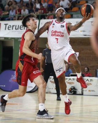 El Valencia busca cerrar invicto su pretemporada ante el Granada ya con Claver