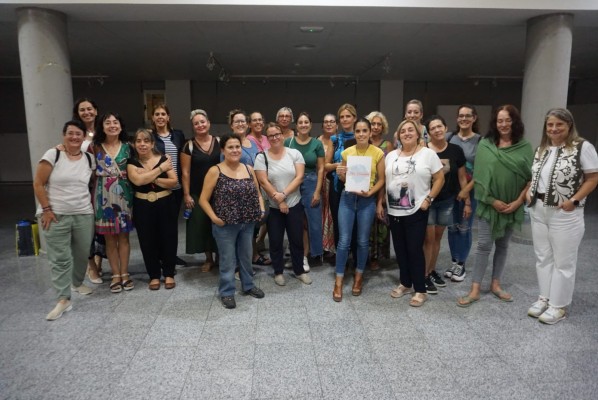 Un grup de dones del Grau de Castelló s'uneix en una associació per a fomentar la lectura en femení