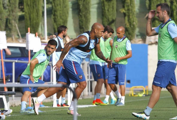 Postigo se incorpora al trabajo y podrá jugar ante el Valladolid