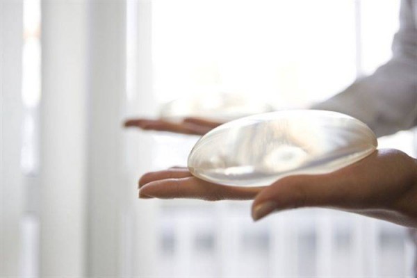 El aumento de pecho es la cirugía estética más realizada mientras que descienden las liposucciones