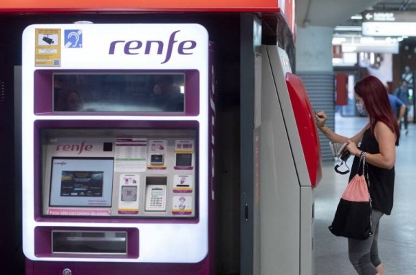 Renfe emite en la Comunitat más de 122.600 abonos gratuitos de  Cercanías y Media Distancia