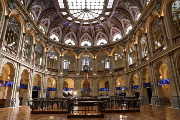 El Ibex 35 cae el 0,33% tras los resultados de Inditex y los datos de la inflación de EEUU y espera al BCE
