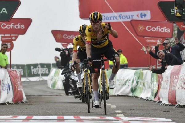 Roglic se apunta a la historia del Angliru y Kuss salva la roja
