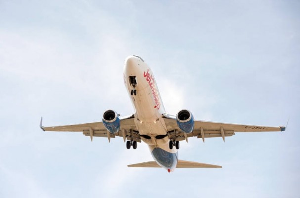 La Eurocámara valida el acuerdo que impondrá un 70% de combustibles 'verdes' a los aviones en 2050
