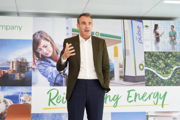 Dimite el CEO de BP por no informar de sus relaciones personales con compañeros de la empresa