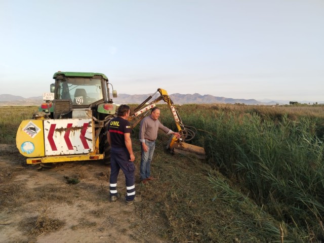 La Diputación de Castellón aporta maquinaria para la limpieza de caminos y acequias en Moncofa
