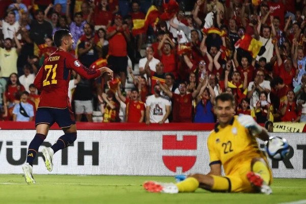 El valenciano Ferrán Torres, con 17 goles con España, está entre los 15 mejores de la historia