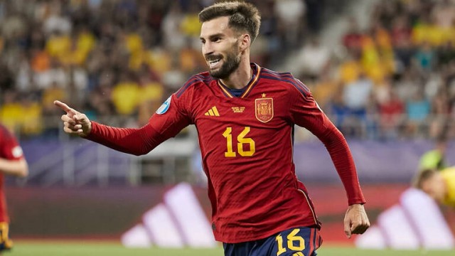 Llegar y besar el santo: Álex Baena marca a Chipre en su primer toque de balón con la Selección