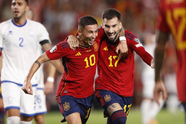 Llegar y besar el santo: Álex Baena marca a Chipre en su primer toque de balón con la Selección