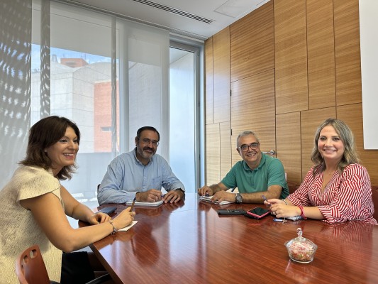 San Vicente inicia una nueva etapa de relaciones con la UA para estrechar la colaboración