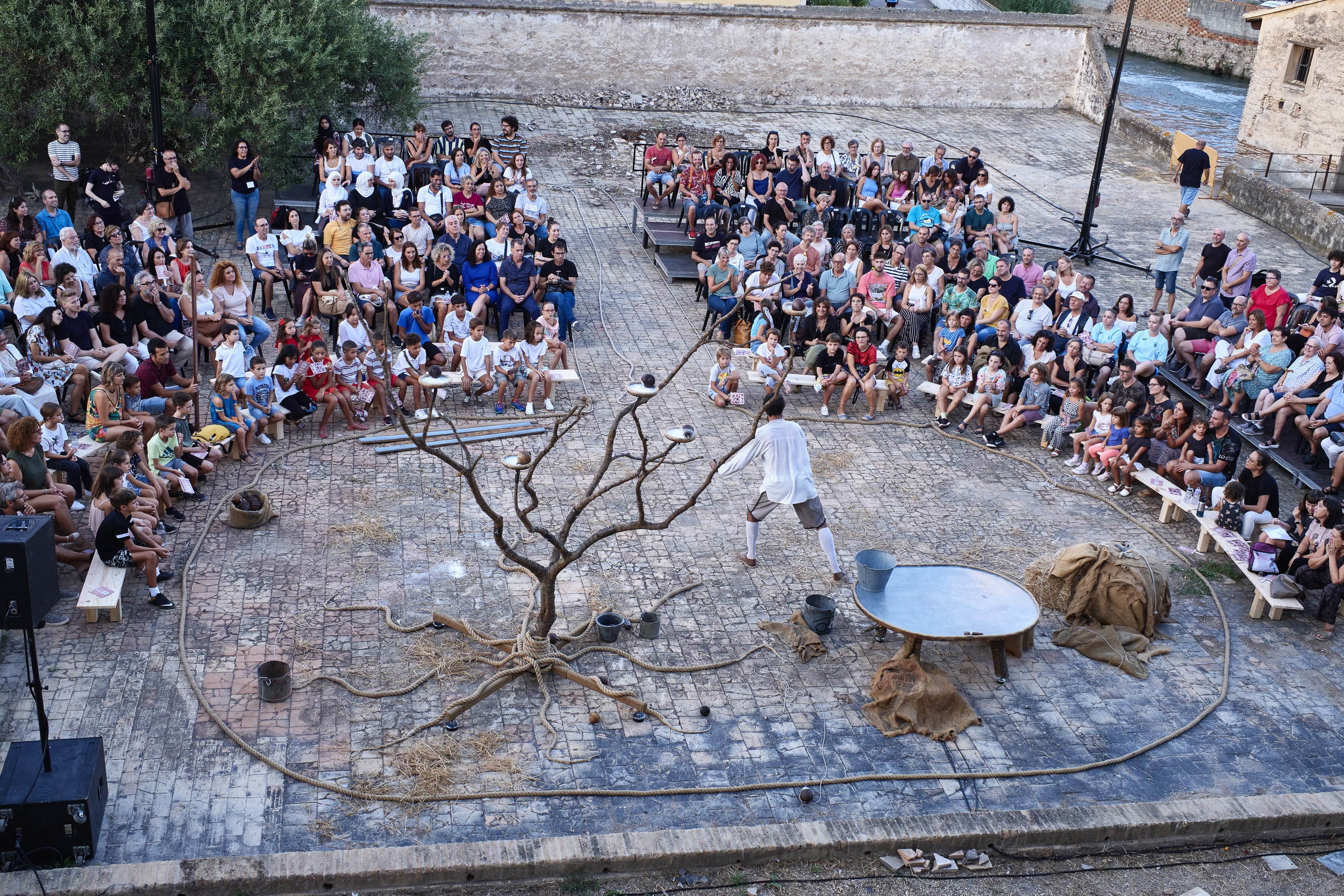 Reflexión, humor y teatro a pie de calle en el MIM de Sueca