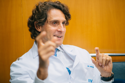 José Remohí, fundador del IVI, portada de la revista Plaza