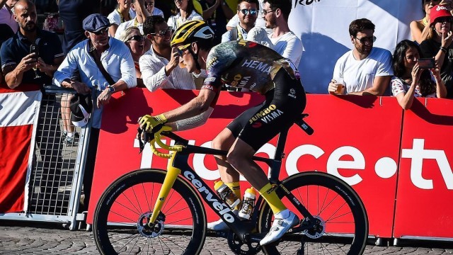 El ciclista Nathan Van Hooydonck (Jumbo-Visma), trasladado al hospital tras un accidente conduciendo