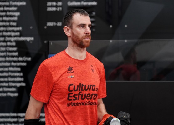 Claver se une a la pretemporada de un Valencia con problemas en la línea exterior
