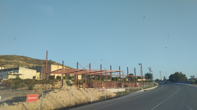 El nuevo pabellón de Busot retomará las obras tras eliminar la línea de tensión que atraviesa la parcela