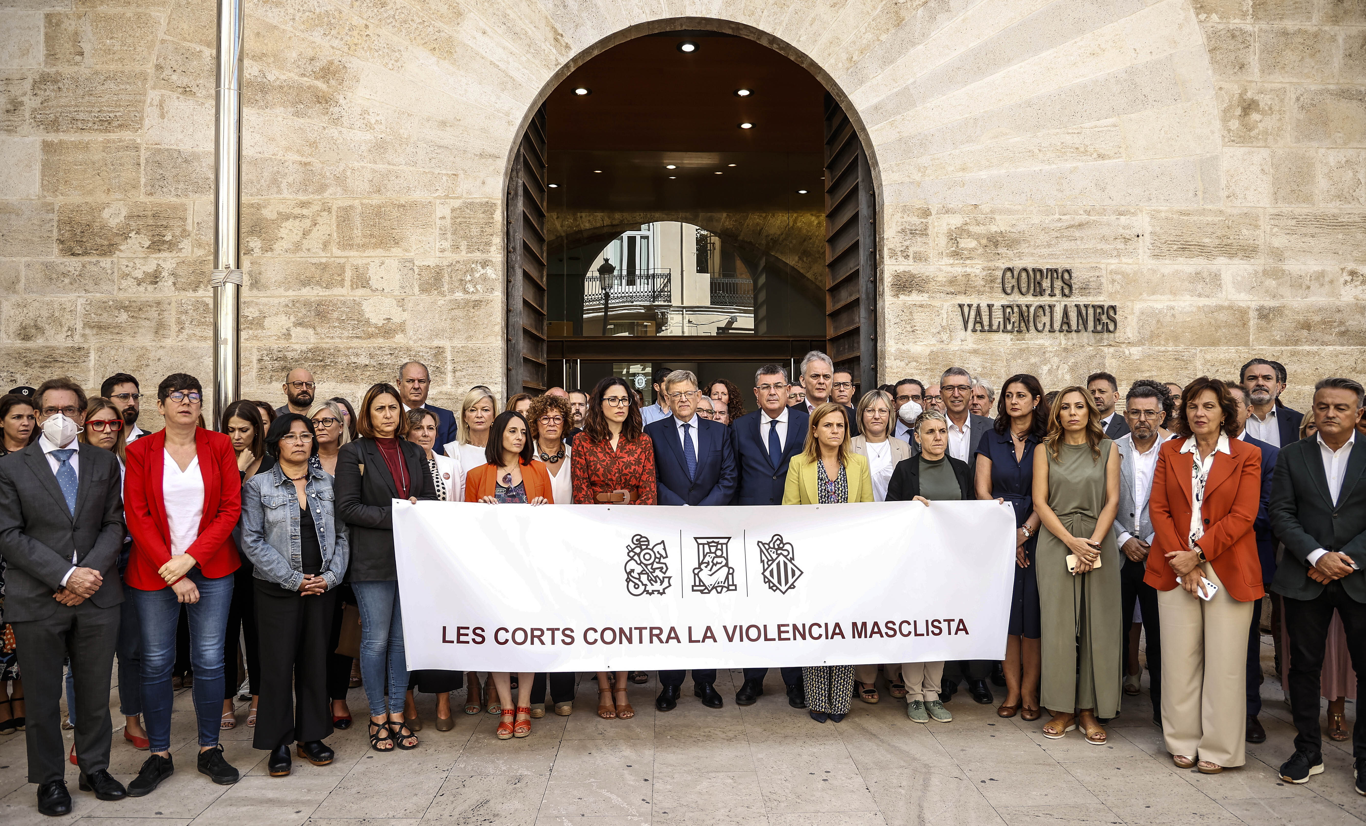 La Mesa de Les Corts acuerda la pancarta 'No a la violencia contra las mujeres' en los minutos de silencio