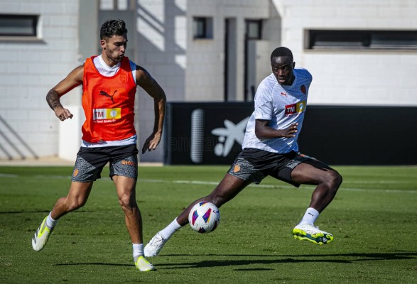 El Valencia vuelve a los entrenamientos ya con Diakhaby en Paterna
