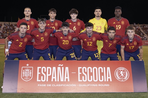 'La Rojita' vence a Escocia con minutos para Guerra y Diego López