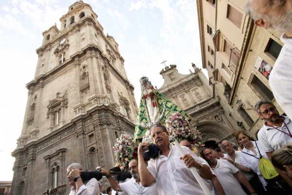 La Virgen de la Fuensanta cambia de puerta en la Catedral y sale por la Plaza de la Cruz
