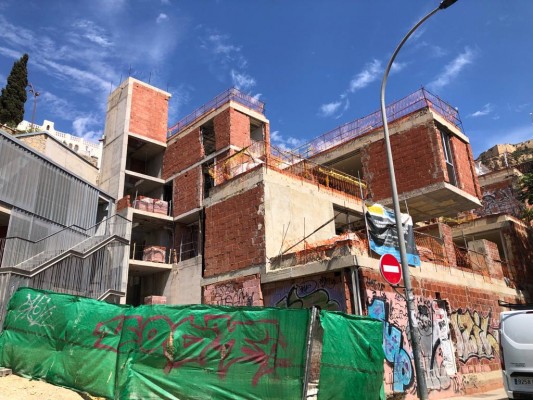 Otra obra inacabada: Alicante plantea romper el contrato con Categor por las viviendas de El Portón