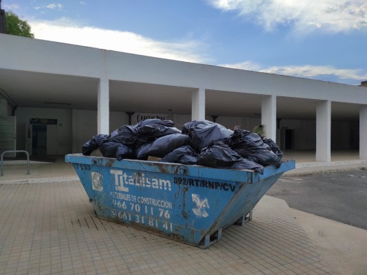 El inicio de curso en Alicante: la izquierda ve falta de limpieza; el PP reivindica trabajos especiales
