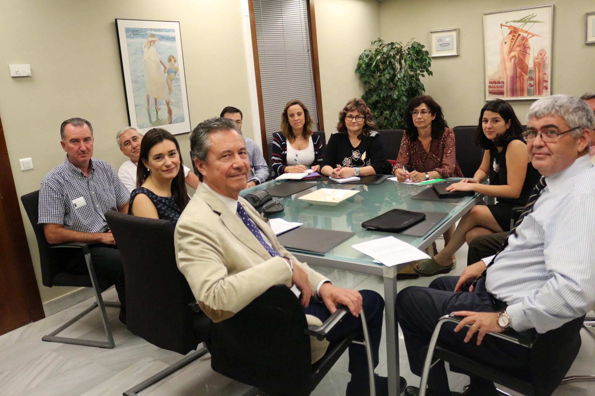 Sanidad asegura que mantendrá los empleos y servicios en el Hospital de la Ribera