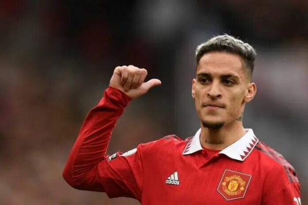 El Manchester United reconoce las nuevas acusaciones contra Antony y retrasa su regreso 