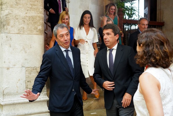¿Fue tan malo el pacto exprés de Mazón con Vox? Murcia y Extremadura dirían que no