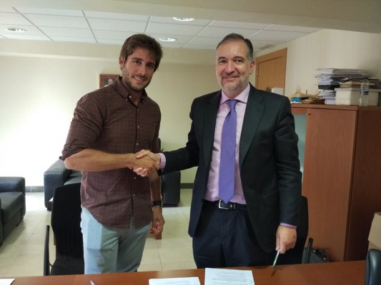 La Católica firma un convenio con Nuevas Generaciones en plena guerra con el Consell por las becas