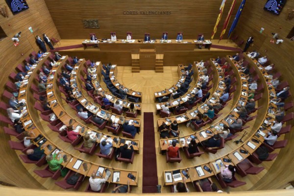 Un total de 18 escaños de Les Corts han cambiado de titular en poco más de dos meses