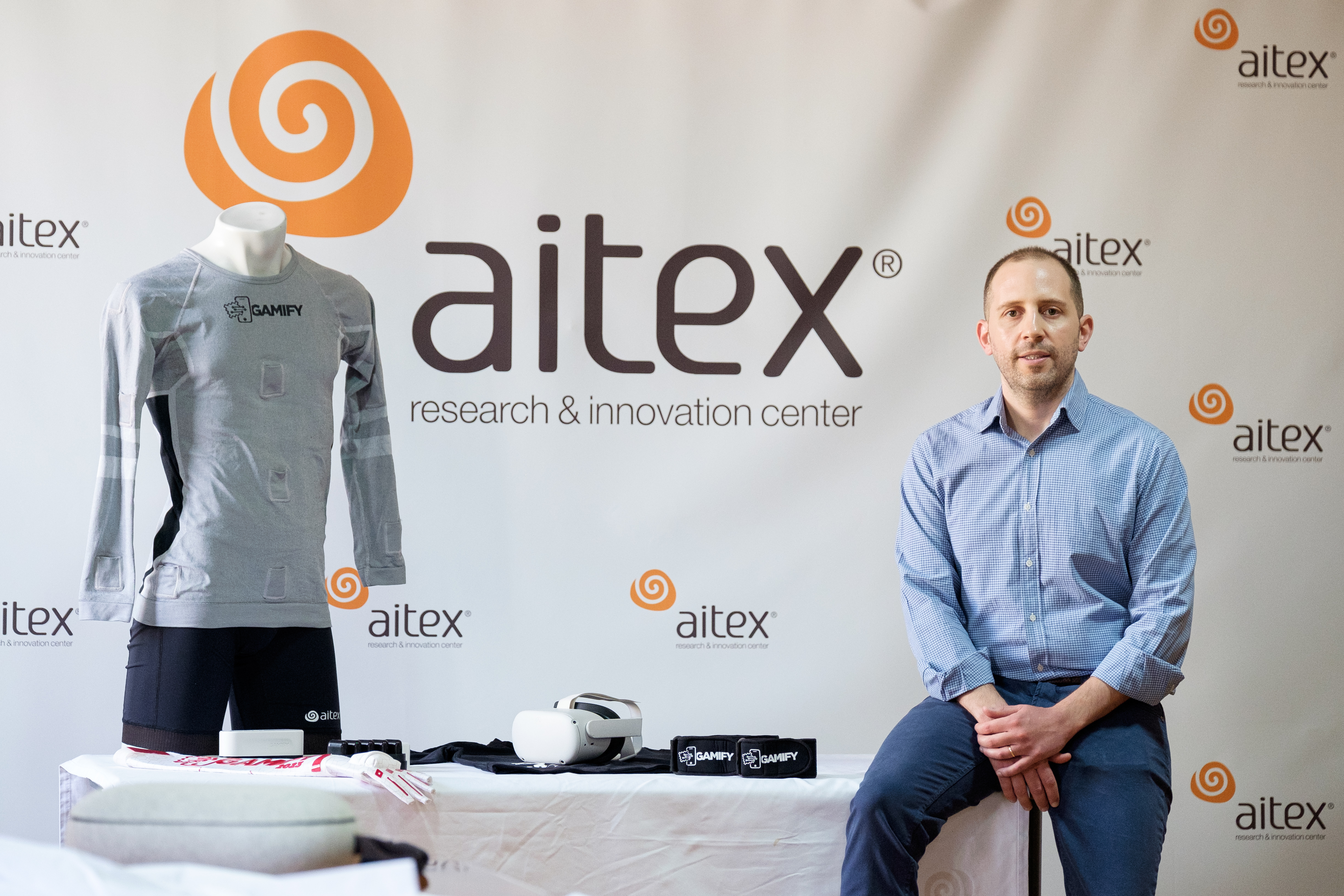 Disparar cañones láser virtuales con guantes o entrenar en casa: los textiles inteligentes