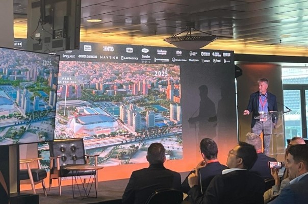 El Roig Arena, presentado en el Coliseum Summit de Los Ángeles