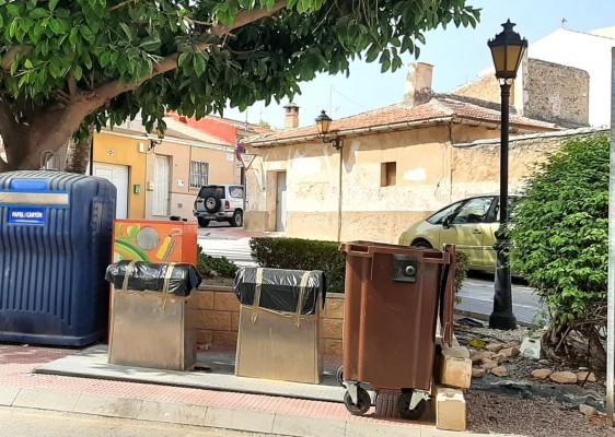 Vecinos de San Miguel de Salinas reclaman que se restituyan los contenedores de reciclaje eliminados