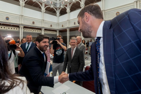 López Miras apostará por consejeros noveles y veteranos en su Gobierno con Vox