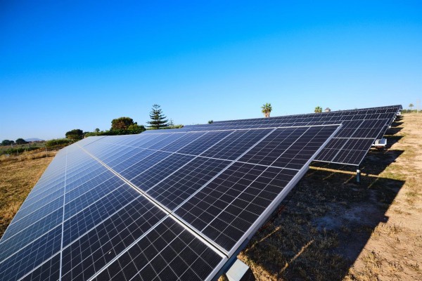 Soltec sella un acuerdo para vender energía a largo plazo en España para 5 plantas solares de la Región