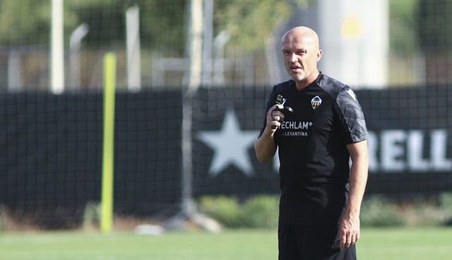 Schreuder elogia a su nuevo fichaje: “Kastaneer es un jugador de equipo, fuerte y rápido”