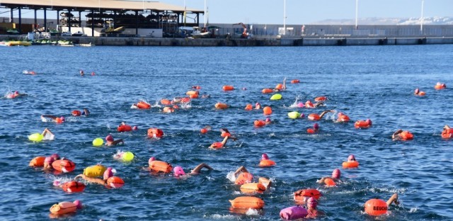 Más de 300 nadadores participan este domingo en la 93ª Vuelta a la Escollera de Alicante