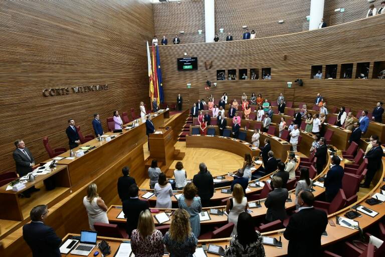 Les Corts Valencianes durante un minuto de silencio por una víctima de violencia machista. Foto: KIKE TABERNER - 