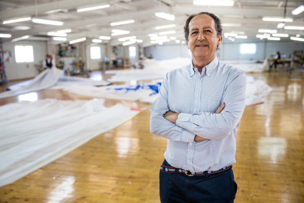 Manolo Lastra, un artesano de las velas desde 1972