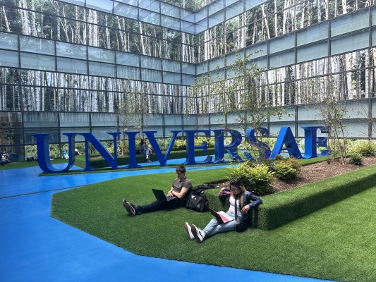 UNIVERSAE celebra su primera graduación de alumnos con el respaldo de instituciones nacionales e internacionales y del mundo de la empresa