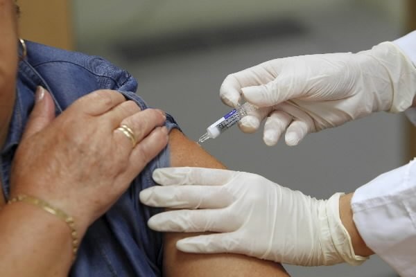 Los geriatras recuerdan que la vacunación ha permitido aumentar la esperanza de vida de los mayores