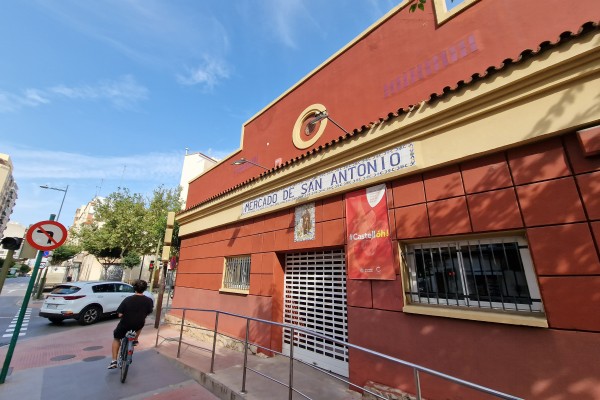 Castelló plantea que convivan comercios de alimentación y bares en el Mercat de San Antoni
