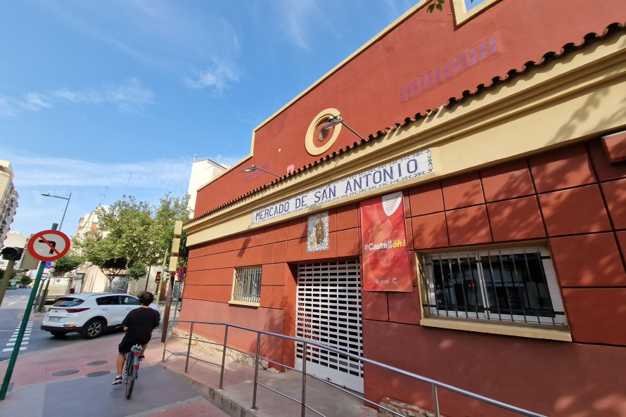 El Mercat de Sant Antoni alerta del cierre de puestos y Castelló analizará la petición para ampliar la terraza