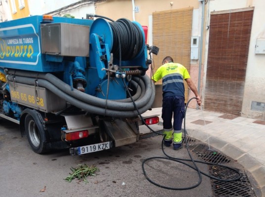 Aspe activa un plan especial de limpieza de imbornales para evitar inundaciones