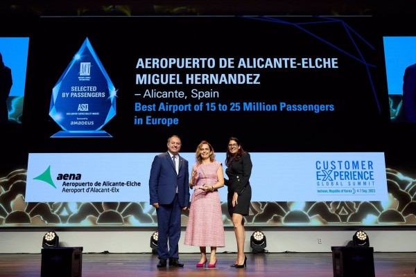 El Aeropuerto de Alicante Elche recibe el premio al Mejor Aeropuerto de Europa del Consejo Internacional