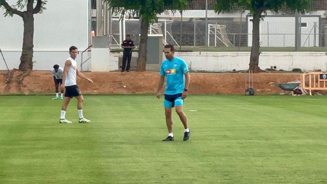 Jesús Vázquez, Foulquier y Paulista, ausencias en una sesión bajo mínimos